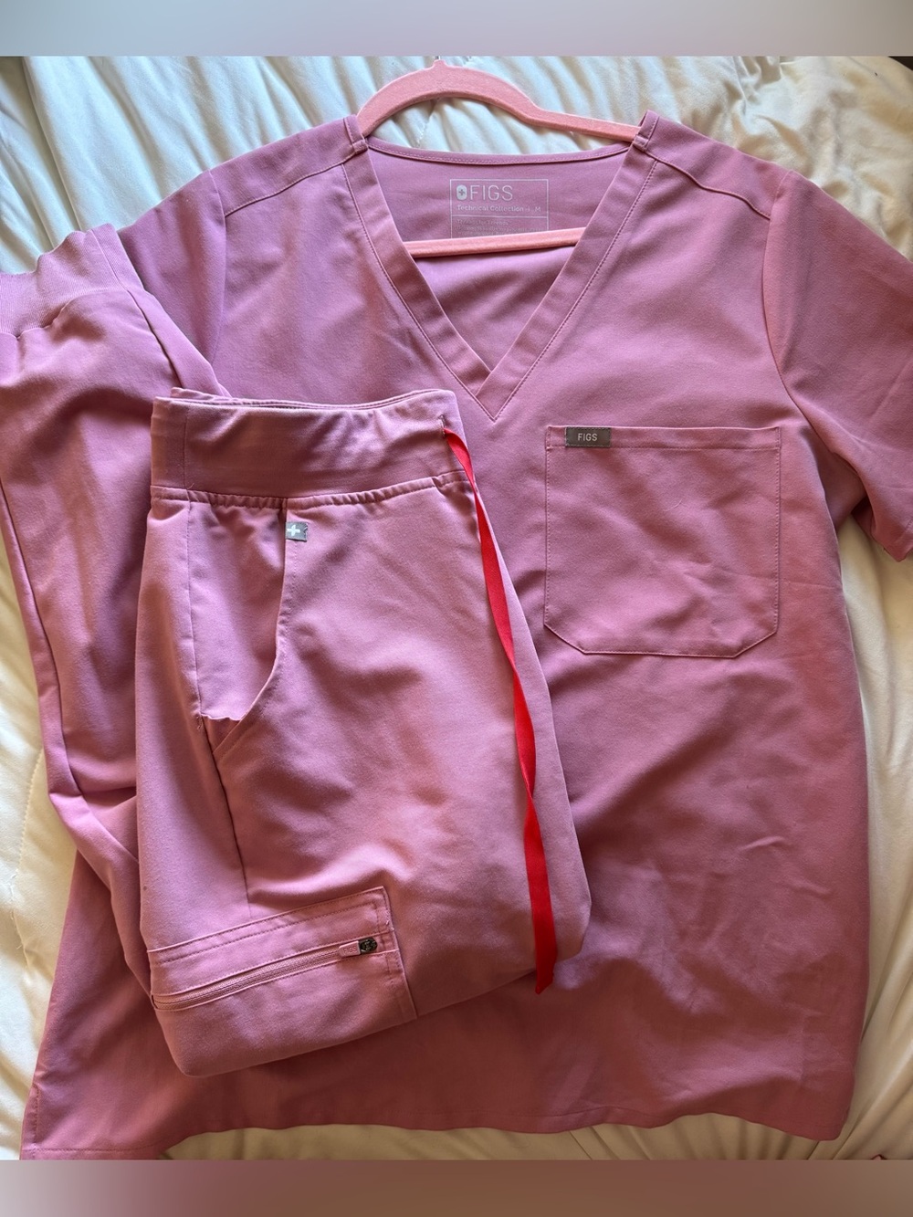 Figs chalk pink scrub set
